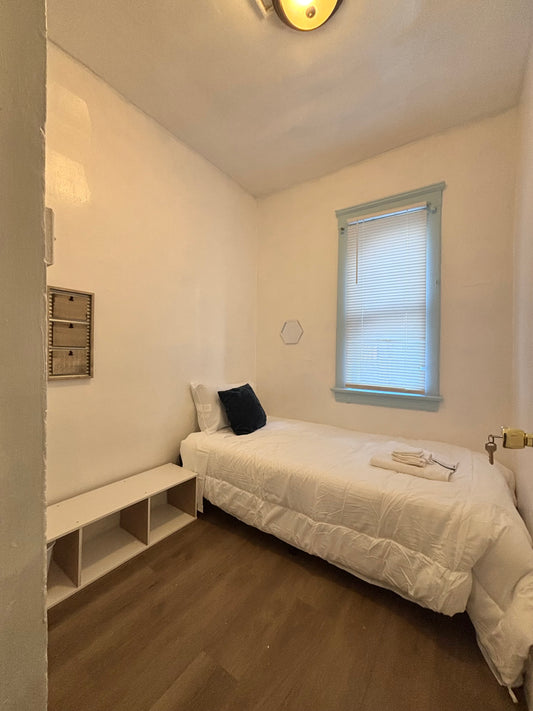 Small Room Near The Lake, Downtown & UH Medical Center